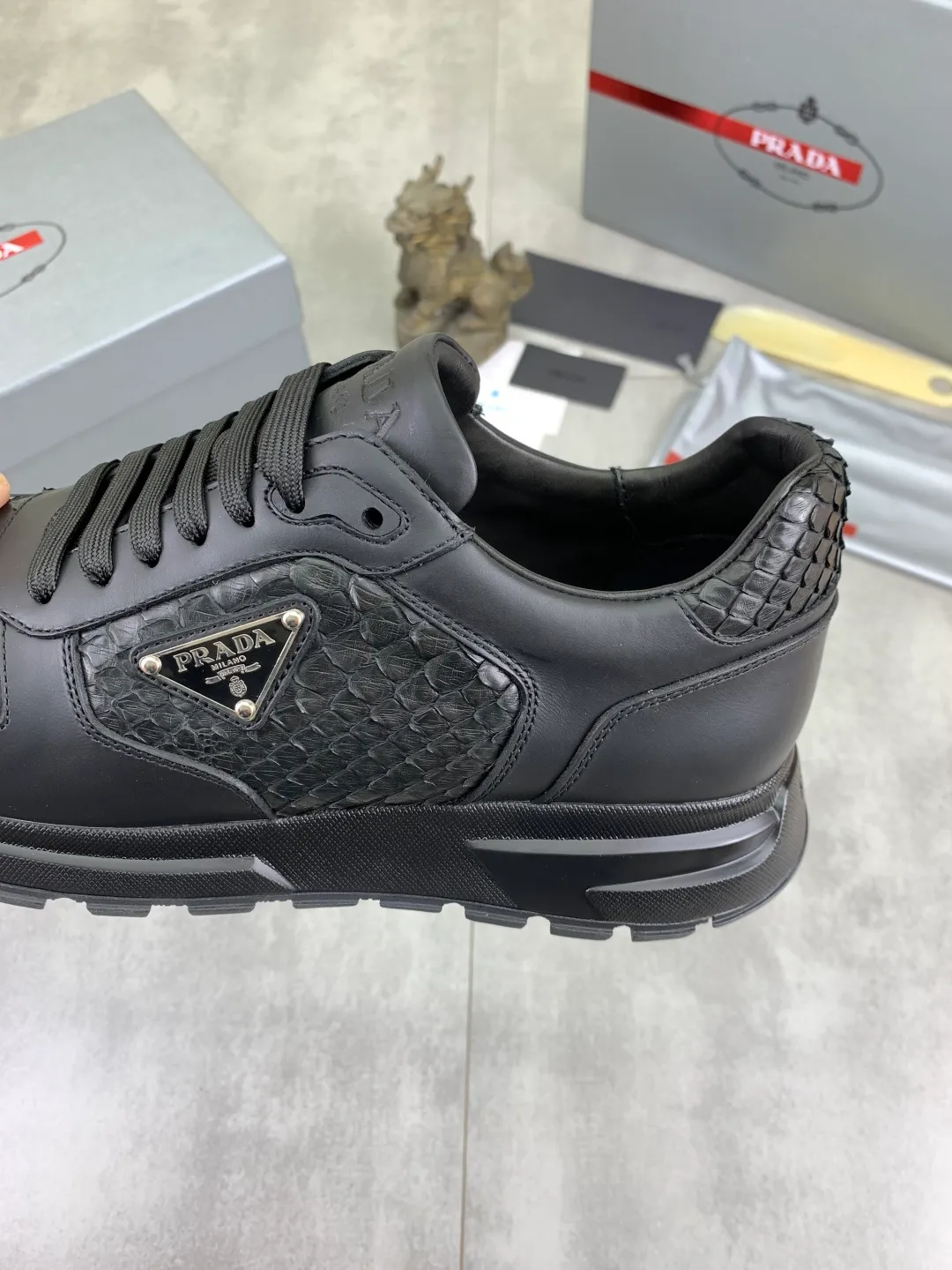 Men's men's shoes💰P580💰【New model】Top quality, new popular models on the official website, which will never go out of style for a century,🆘 The trendy brand (Prada) mainly promotes popular models, avant-garde and versatile fashionable men's shoes, privately molded, with cowhide splicing and 1:1 oil edge treatment... fashionable and simple, original imported cowhide with python skin, cowhide leather lining for feet; the atmosphere and personality are more fashionable, eye-catching and pursuing class. It will subvert the old idea and be a must-have for fashionistas who want to spend time with you! Must keep it! High-end comfortable and low-cost, high-end quality workmanship. Size: 38-44 Various colors available. full package